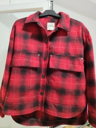 Sobrecamisa Zara cuadros rojo y negro