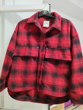 Sobrecamisa Zara cuadros rojo y negro