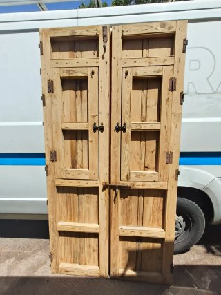 Puerta doble rústica madera con postigos