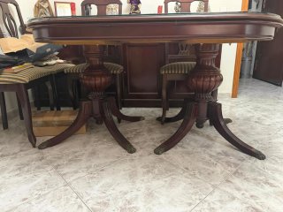 Mesa de comedor antigua de madera