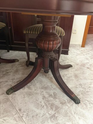 Mesa de comedor antigua de madera