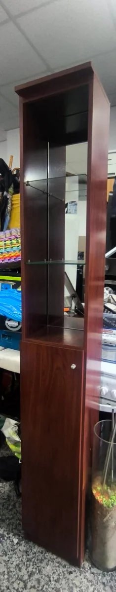 Vitrina alta de madera y cristal