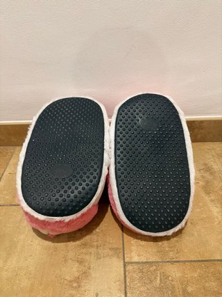 Zapatillas de casa rosas y blancas