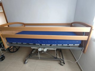 Cama geriátrica eléctrica elevable articulada