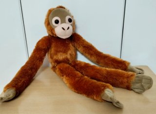 Mono de peluche marrón