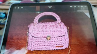 Bolso tejido a mano rosa