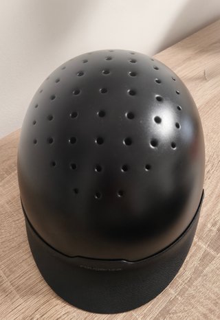 Casco equitación negro marca Fouganza (Decathlon).