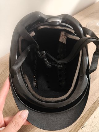 Casco equitación negro marca Fouganza (Decathlon).