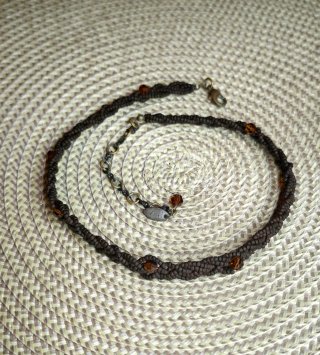 Collar de cuentas marrón con detalles