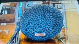 Bolso redondo tejido a mano