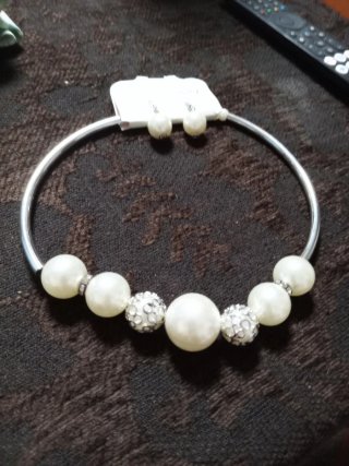 Collar y pendientes de perlas y strass
