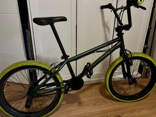 Bicicleta BMX Verde con Ruedas verdes fosforito
