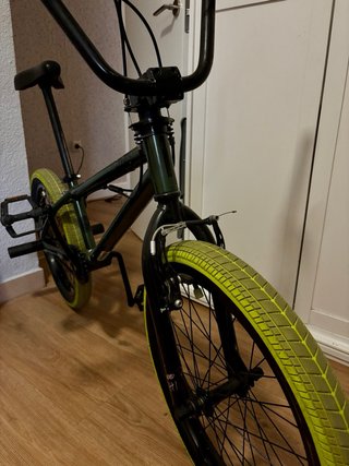 Bicicleta BMX Verde con Ruedas verdes fosforito