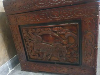 Baúl de madera con detalles metálicos