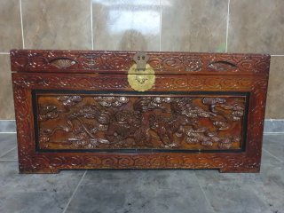 Baúl de madera con detalles metálicos