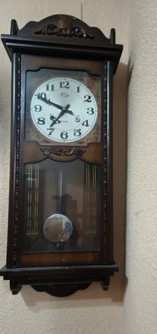 Reloj de pared antiguo de madera