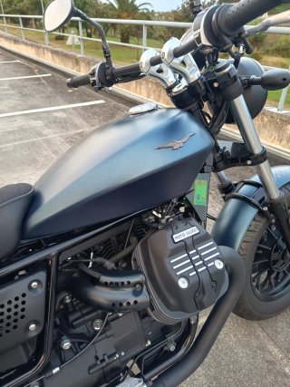 Moto Guzzi V9 Bobber Negra/Azul