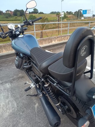 Moto Guzzi V9 Bobber Negra/Azul