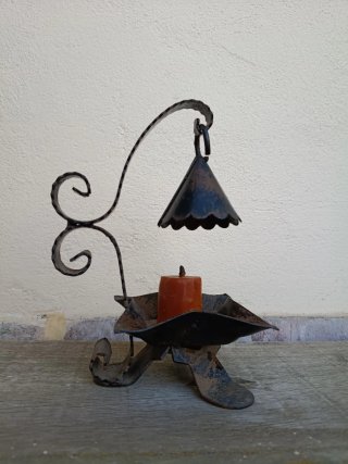 Porta velas de forja antiguo