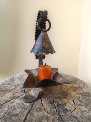 Porta velas de forja antiguo