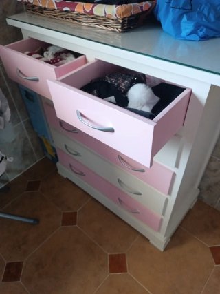 Conjunto mesita, cómoda y estantería