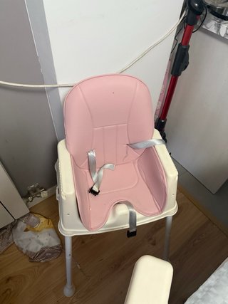 Trona bebé rosa y beige esta nueva.