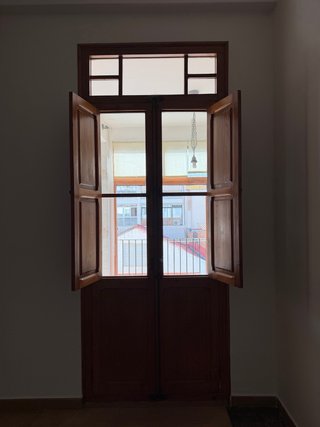 Puertas antiguas de madera con cristal y sin