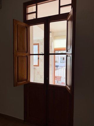 Puertas antiguas de madera con cristal y sin