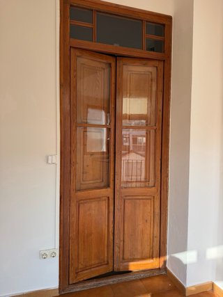 Puertas antiguas de madera con cristal y sin