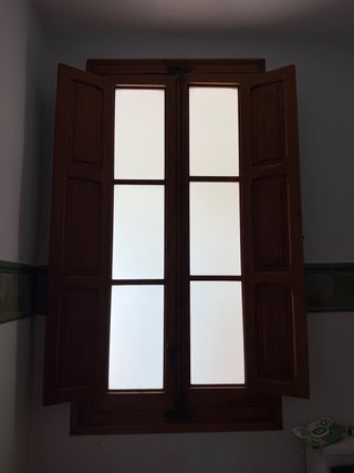 Puertas antiguas de madera con cristal y sin