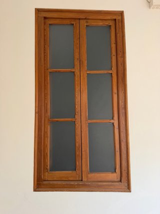 Puertas antiguas de madera con cristal y sin