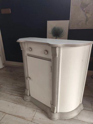 Aparador blanco y gris con detalles