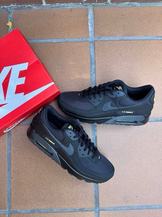 Nike Air Max 90 Negro y Dorado