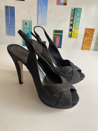 Zapatos de tacón fiesta negros y plateados