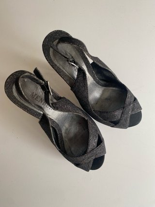 Zapatos de tacón fiesta negros y plateados