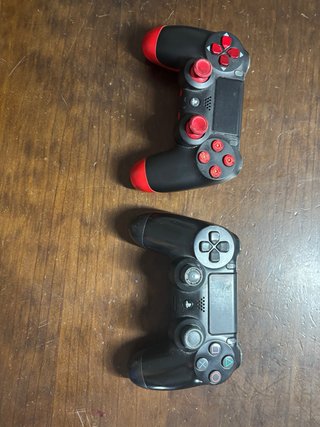 PS4 Pro Sony + 2 mandos y cables