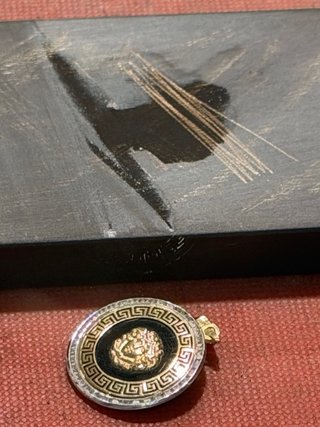 Medalla Versace Medusa Oro 18k, onix y circonitas