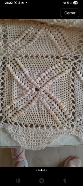 Colcha ganchillo beige.