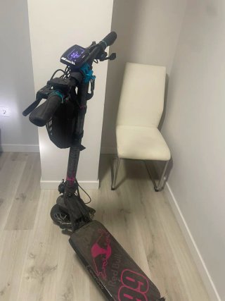 Patín como nuevo con seguro cargador y todo
