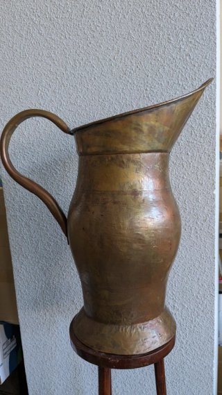 Jarra antigua de metal