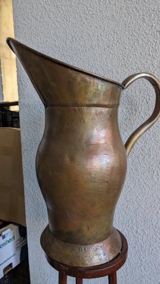 Jarra antigua de metal