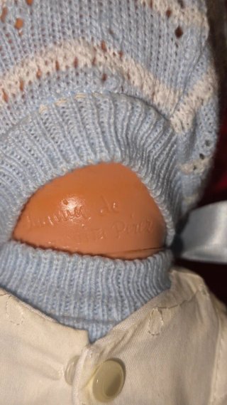 Bambola Juanín con cappuccio e vestito-pinafore