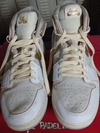 Zapatillas Jordan Blancas y Doradas
