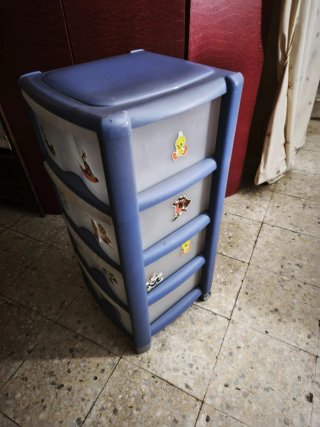 Cajonera de plástico azul con dibujos