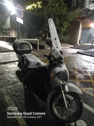 Moto Scooter Plata y Negra