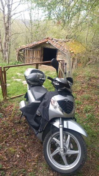 Moto Scooter Plata y Negra