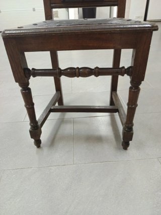 Silla antigua de madera y hierro anticuarios