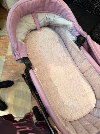 Carrito de bebé violeta