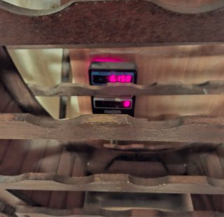 Cantinetta vino in legno scuro