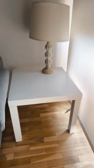 Mesita auxiliar blanca y madera